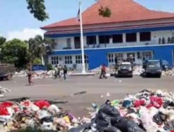 Viral Tumpukan Sampah di Halaman Kantor wali kota Bengkulu